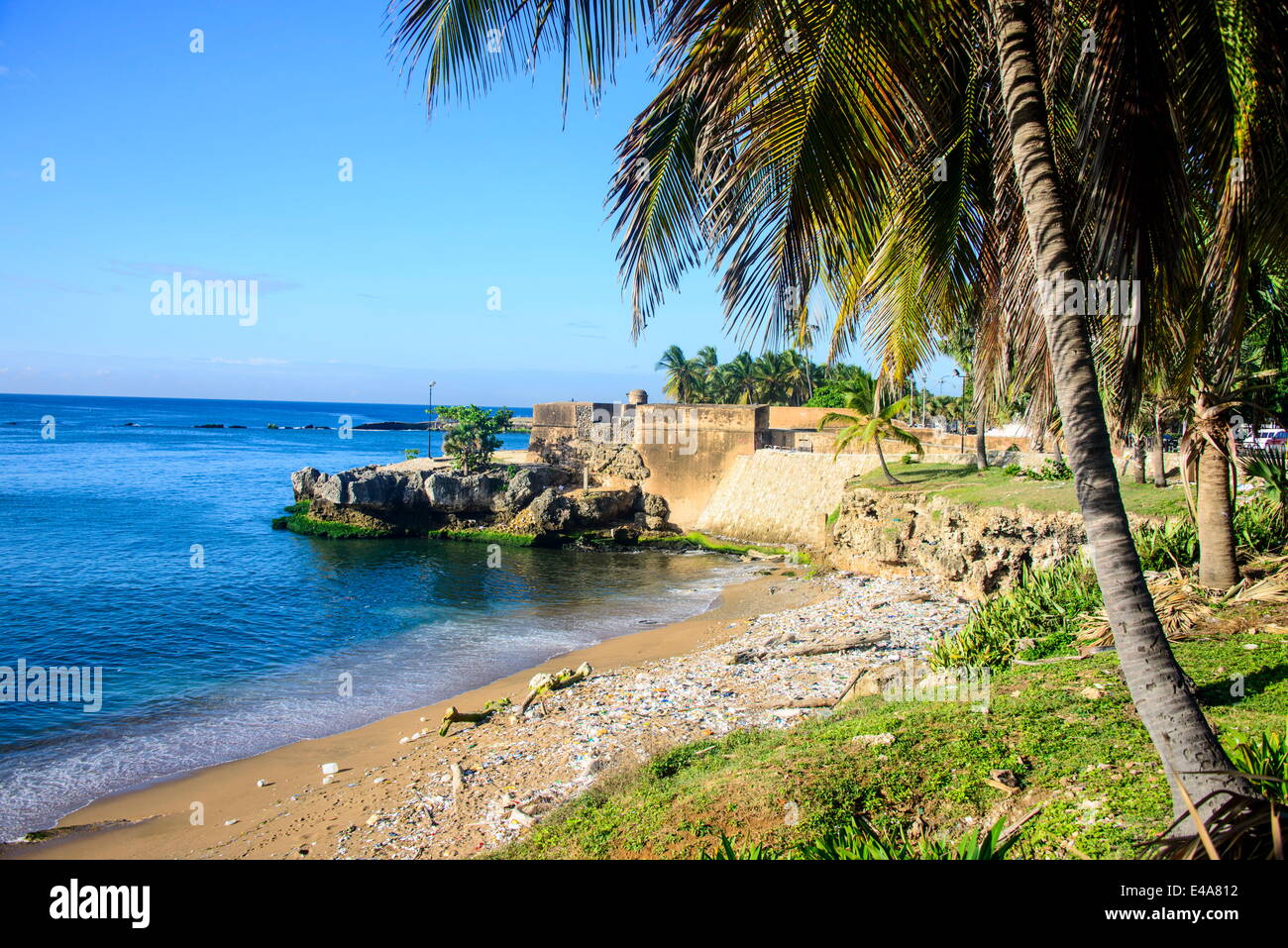 Vecchie mura della città sulla costa nella città vecchia di Santo Domingo, UNESCO, Repubblica Dominicana, West Indies, dei Caraibi Foto Stock