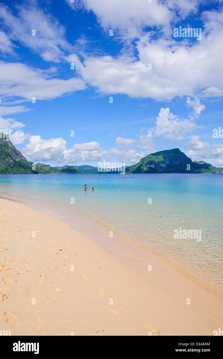 Spiaggia di sabbia e acque cristalline in arcipelago Bacuit, PALAWAN FILIPPINE, Asia sud-orientale, Asia Foto Stock