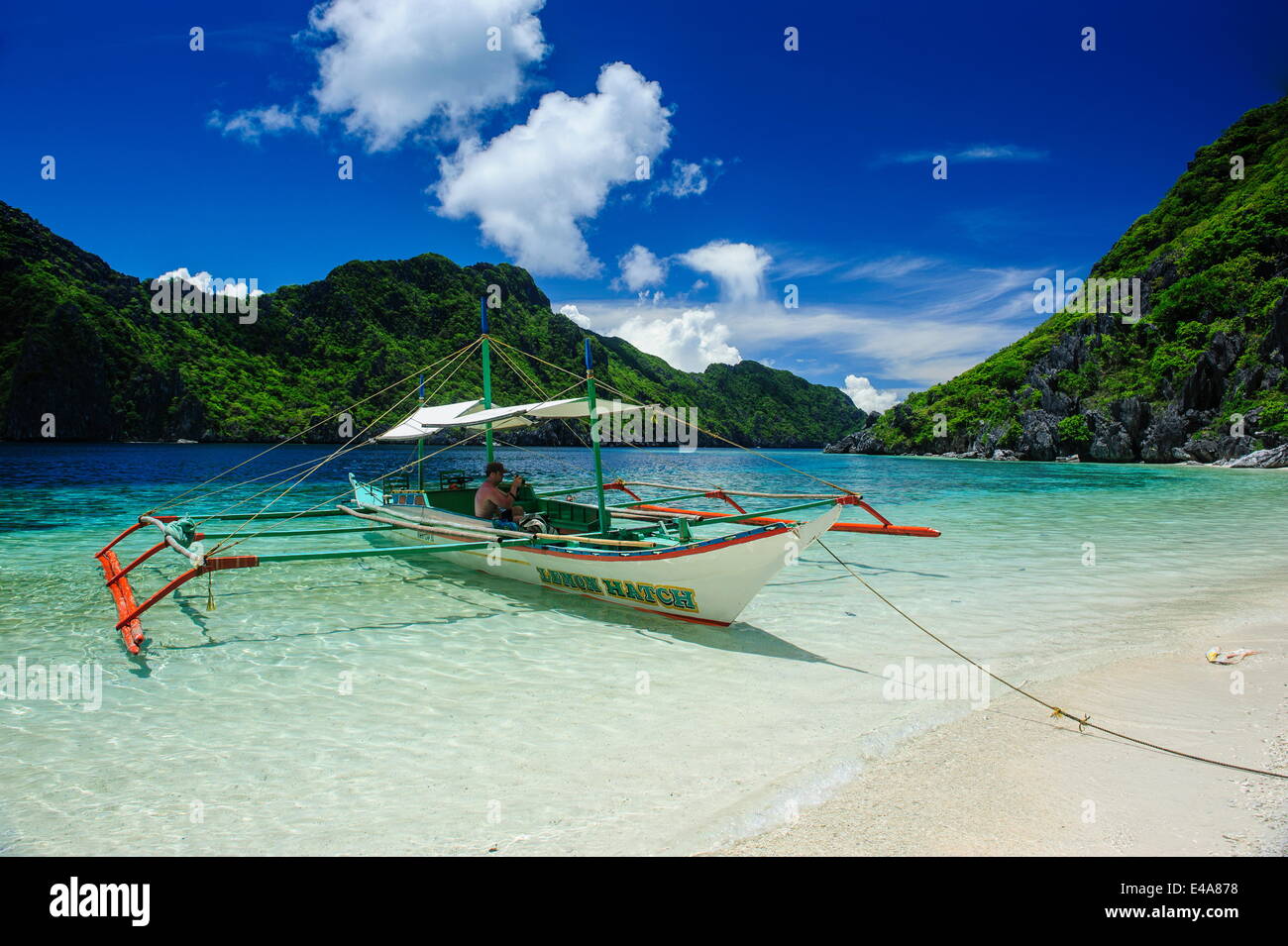 Outrigger in barca nelle acque cristalline in arcipelago Bacuit, PALAWAN FILIPPINE, Asia sud-orientale, Asia Foto Stock