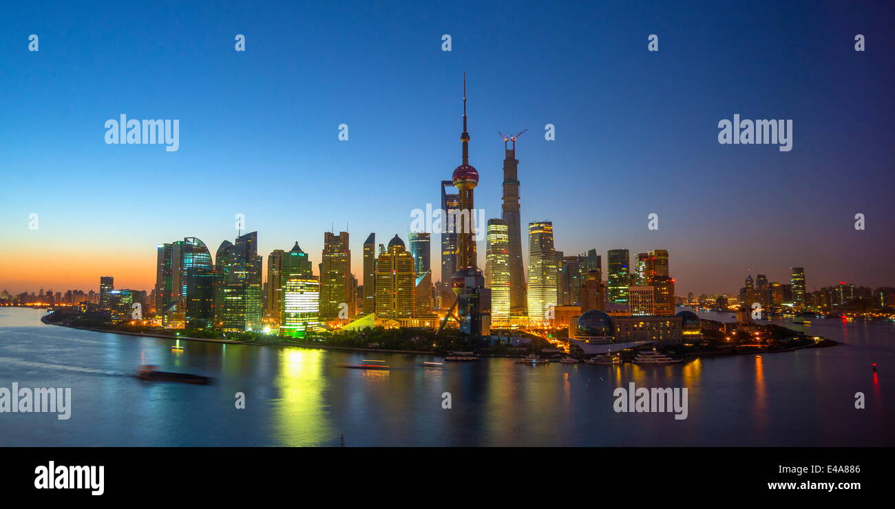 Il quartiere finanziario skyline compresi Oriental Pearl Tower e Shanghai Tower, quartiere Pudong, Fiume Huangpu, Shanghai, Cina Foto Stock