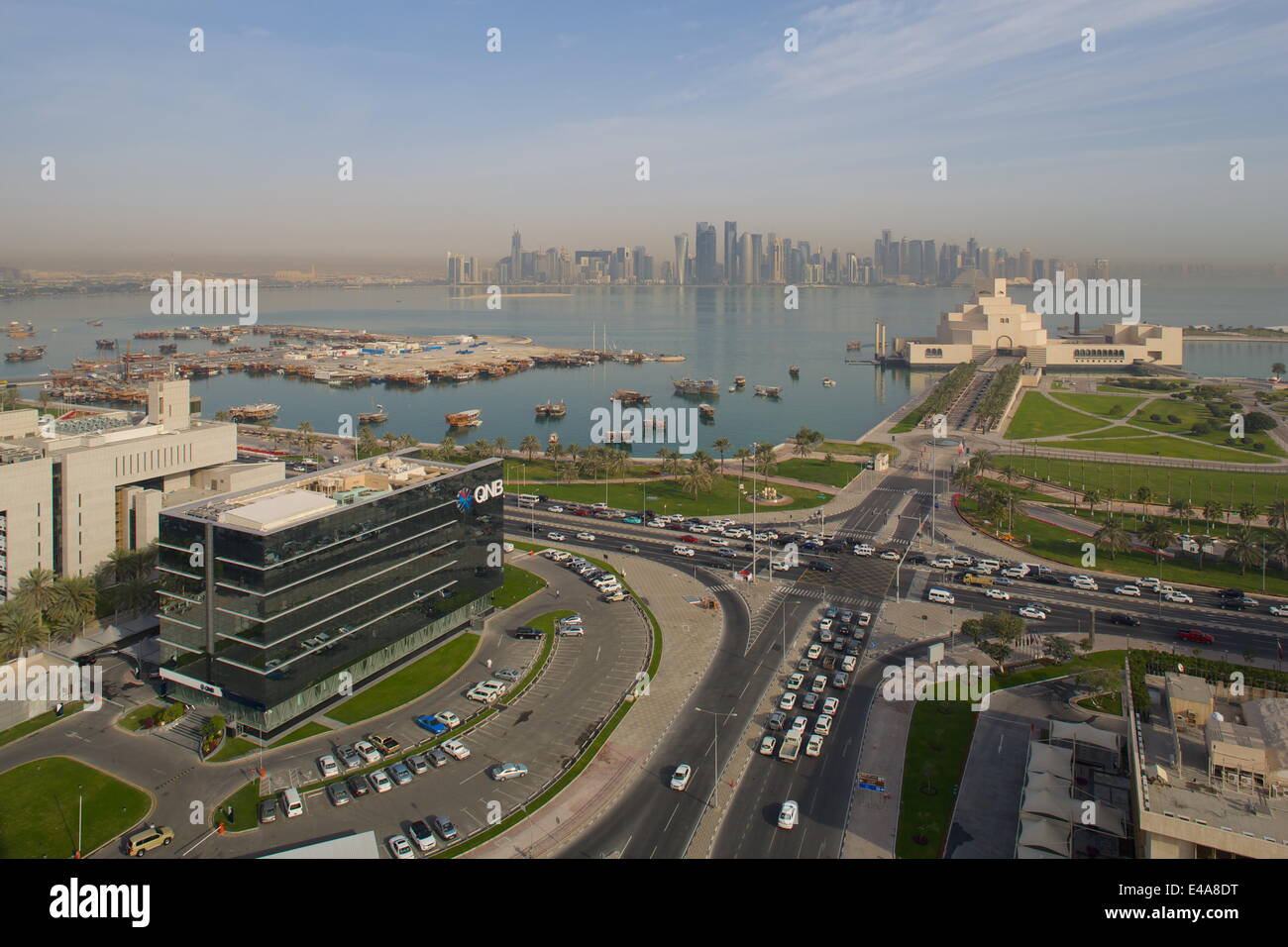 Il museo di arte islamica e il West Bay Quartiere Finanziario Centrale da East Bay District, Doha, Qatar, Medio Oriente Foto Stock