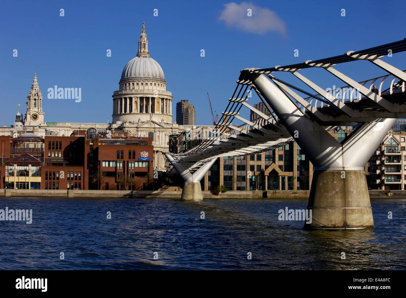 La Cattedrale di Saint Paul, il Millenium Bridge e il fiume Tamigi visto da South Bank di Londra, Inghilterra, Regno Unito, Europa Foto Stock