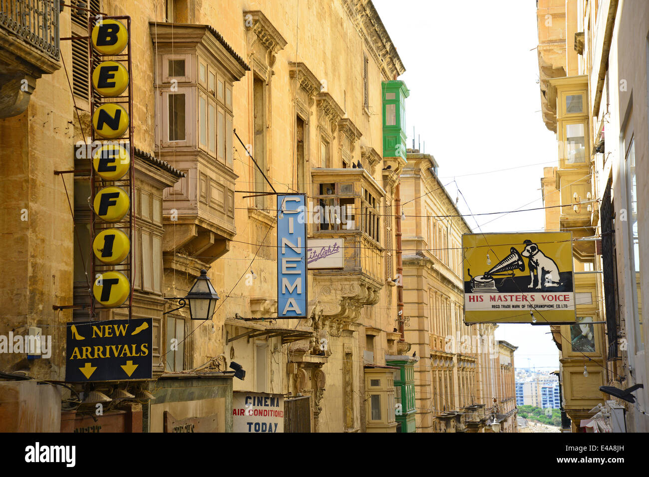 Segni retrò su edifici, La Valletta (Il-Belt Valletta), Sud del quartiere portuale, Malta Xlokk Regione, Repubblica di Malta Foto Stock