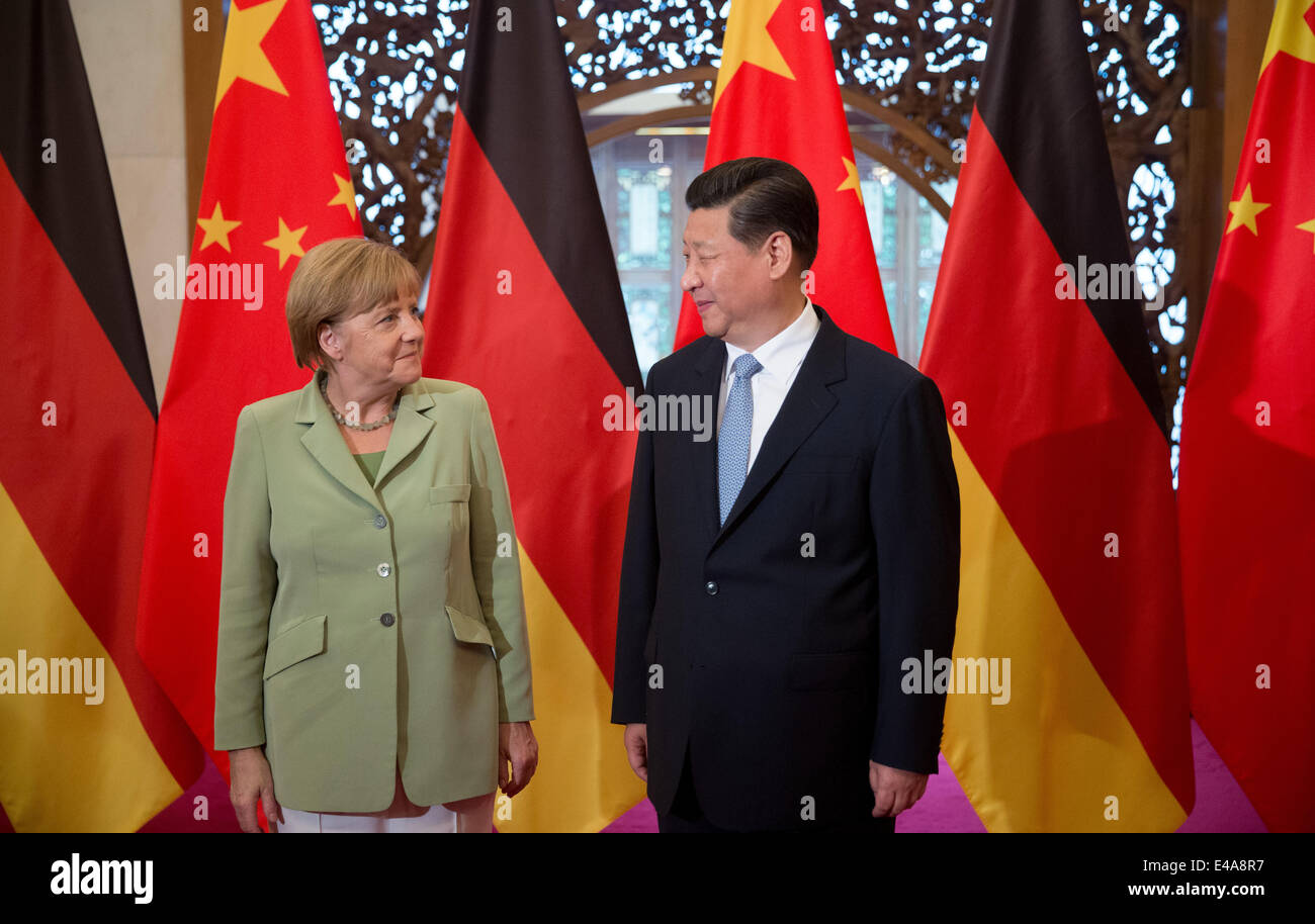 Pechino, Cina. 7 Luglio, 2014. Il cancelliere tedesco Angela Merkel, (L), e il presidente cinese Xi Jinping guardare a ogni altra prima di una riunione al Diaoyutai State Guesthouse a Pechino in Cina 07 luglio 2014. Merkel è su una tre giorni di visita in Cina e si prevede di tenere colloqui con funzionari cinesi a rafforzare i legami tra i due paesi. Foto: KAY NIETFELD/dpa/Alamy Live News Foto Stock