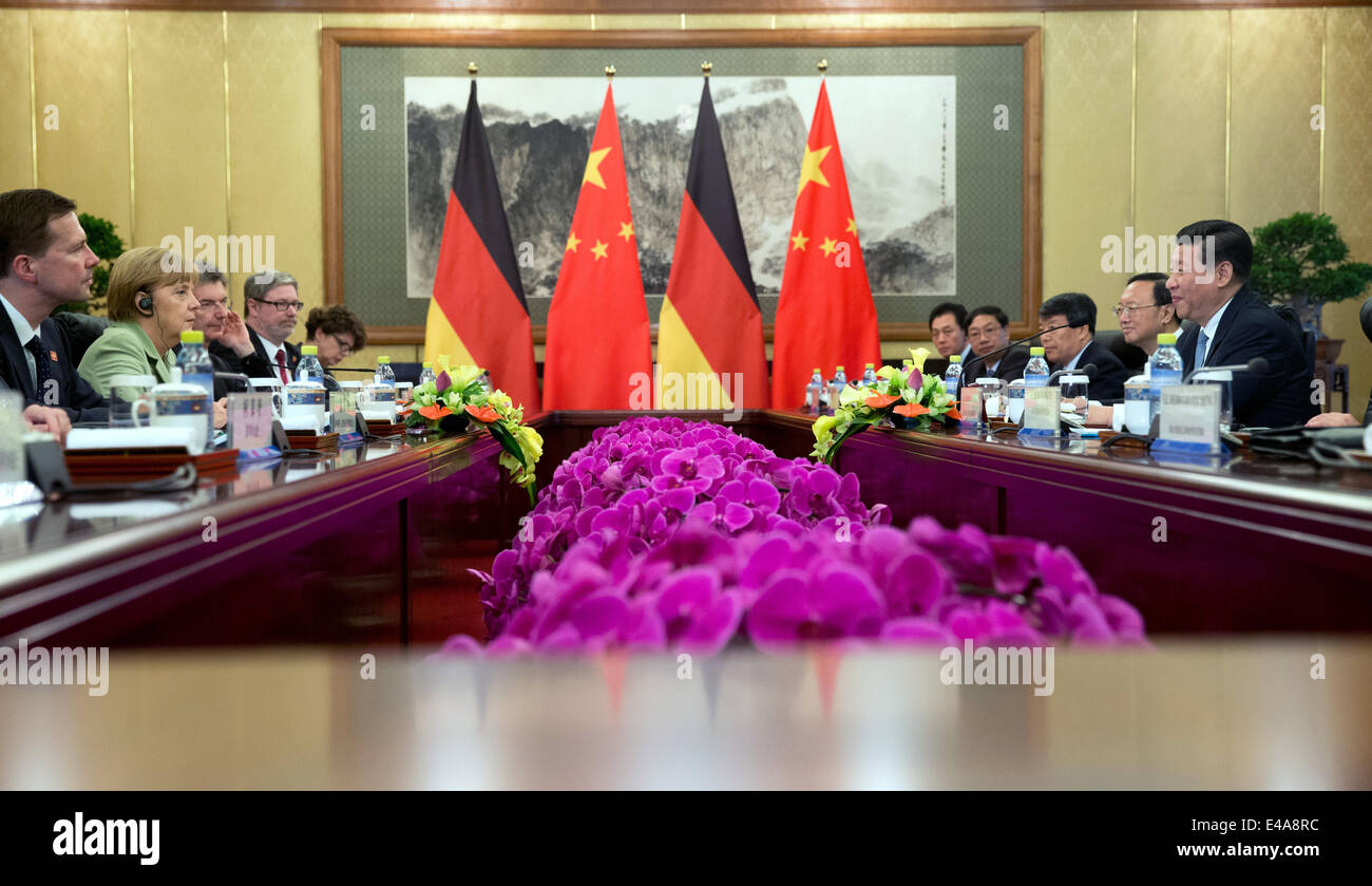 Pechino, Cina. 7 Luglio, 2014. Il cancelliere tedesco Angela Merkel, (2-L), partecipa a una riunione con il presidente cinese Xi Jinping al Diaoyutai State Guesthouse a Pechino in Cina 07 luglio 2014. Merkel è su una tre giorni di visita in Cina e si prevede di tenere colloqui con funzionari cinesi a rafforzare i legami tra i due paesi. Foto: KAY NIETFELD/dpa/Alamy Live News Foto Stock
