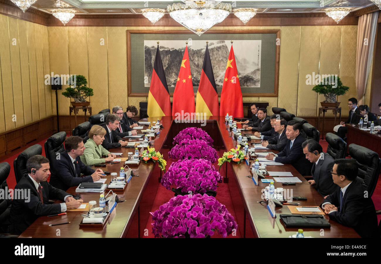 Pechino, Cina. 7 Luglio, 2014. Il cancelliere tedesco Angela Merkel, (3-L), partecipa a una riunione con il presidente cinese Xi Jinping al Diaoyutai State Guesthouse a Pechino in Cina 07 luglio 2014. Merkel è su una tre giorni di visita in Cina e si prevede di tenere colloqui con funzionari cinesi a rafforzare i legami tra i due paesi. Foto: KAY NIETFELD/dpa Foto Stock