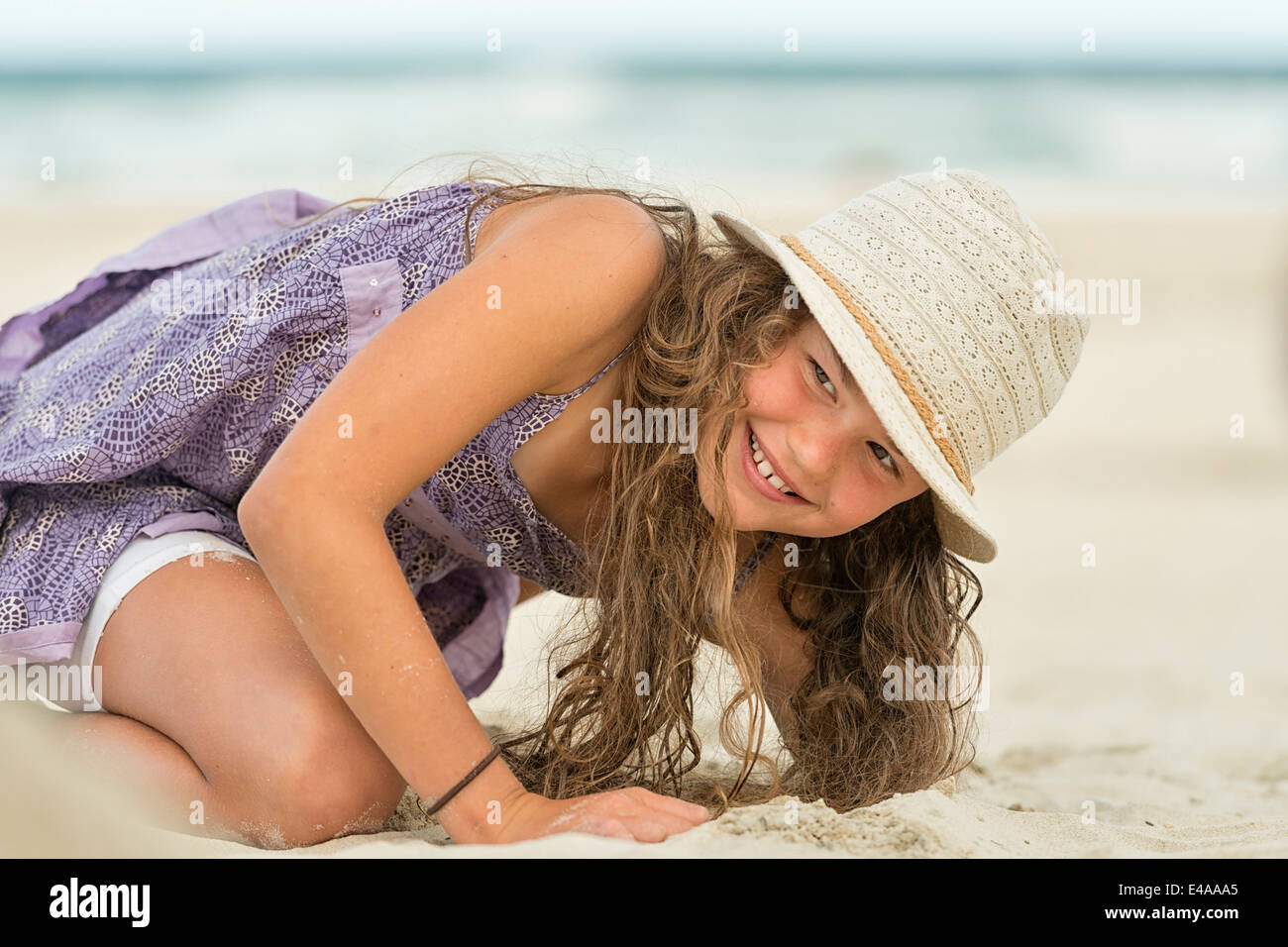 Australia, Nuovo Galles del Sud, Pottsville, ragazza giocando in sabbia sulla spiaggia Foto Stock