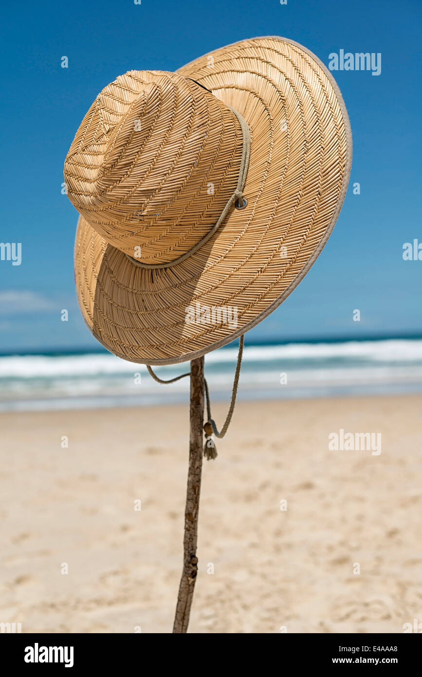 Australia, Nuovo Galles del Sud, Byron Bay, rotte capo riserva naturale, cappello di paglia sul bastone sulla spiaggia Foto Stock