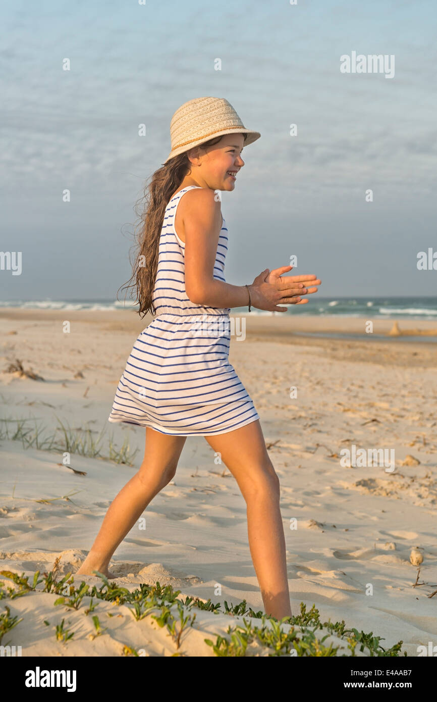 Australia, Nuovo Galles del Sud, Pottsville, sorridente ragazza sulla spiaggia Foto Stock