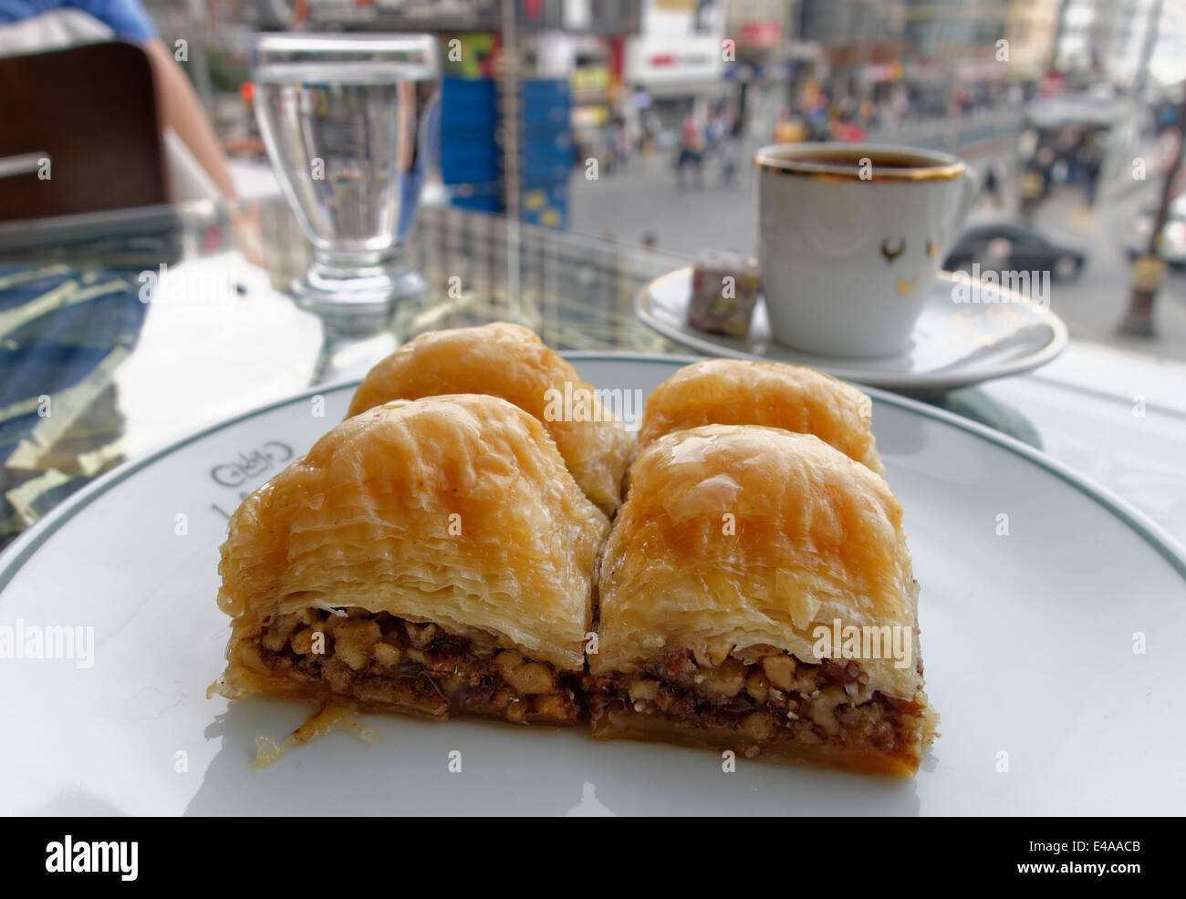 Turchia, Istanbul, Eminoenue, baklava in un cafe Foto Stock