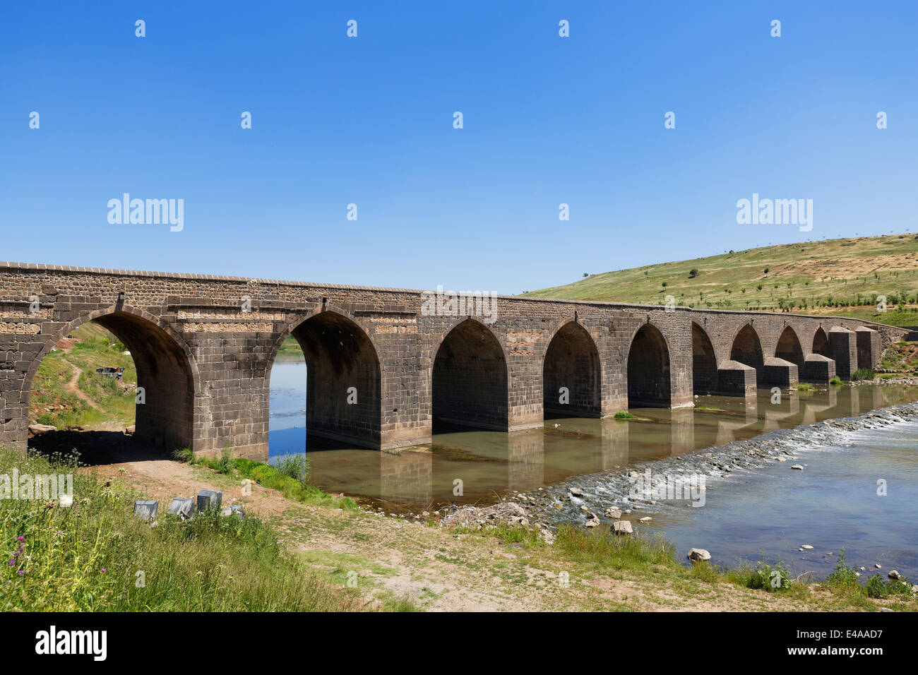 La Turchia, Diyarbakir, vista fiume Tigri con tigri bridge Foto Stock