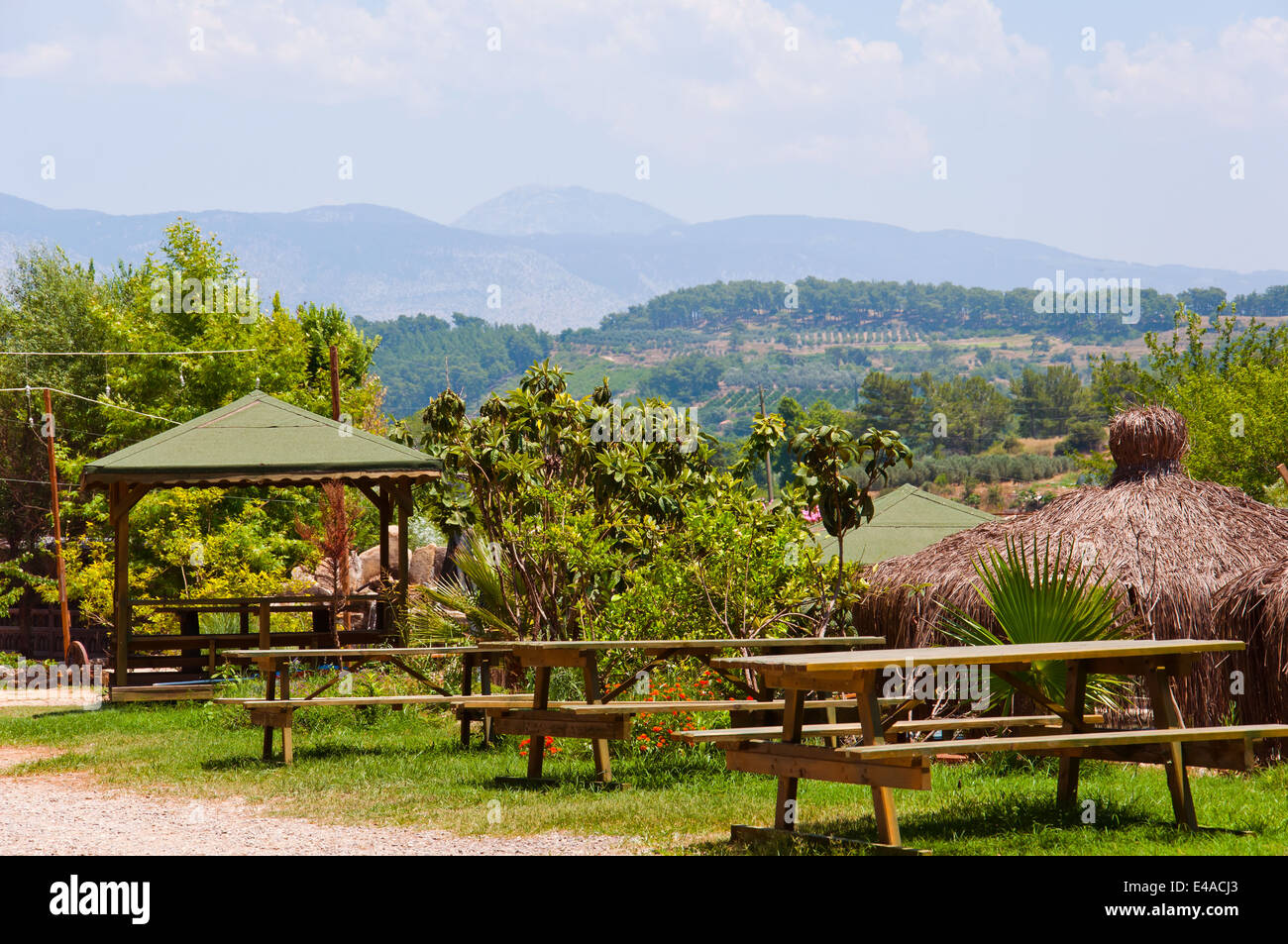 La Turchia Manavgat ristorante mobili da giardino acqua fiume verde della natura alberi giornata estiva soleggiata fontana tetto aperto cafe nessuno Foto Stock