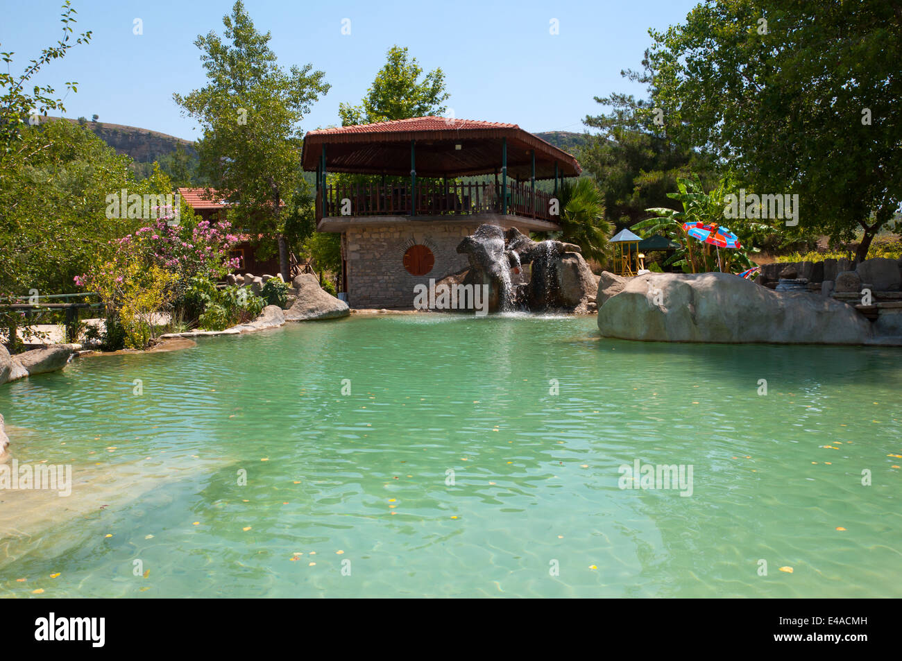 La Turchia Manavgat ristorante mobili da giardino acqua fiume verde della natura alberi giornata estiva soleggiata fontana tetto aperto cafe nessuno Foto Stock