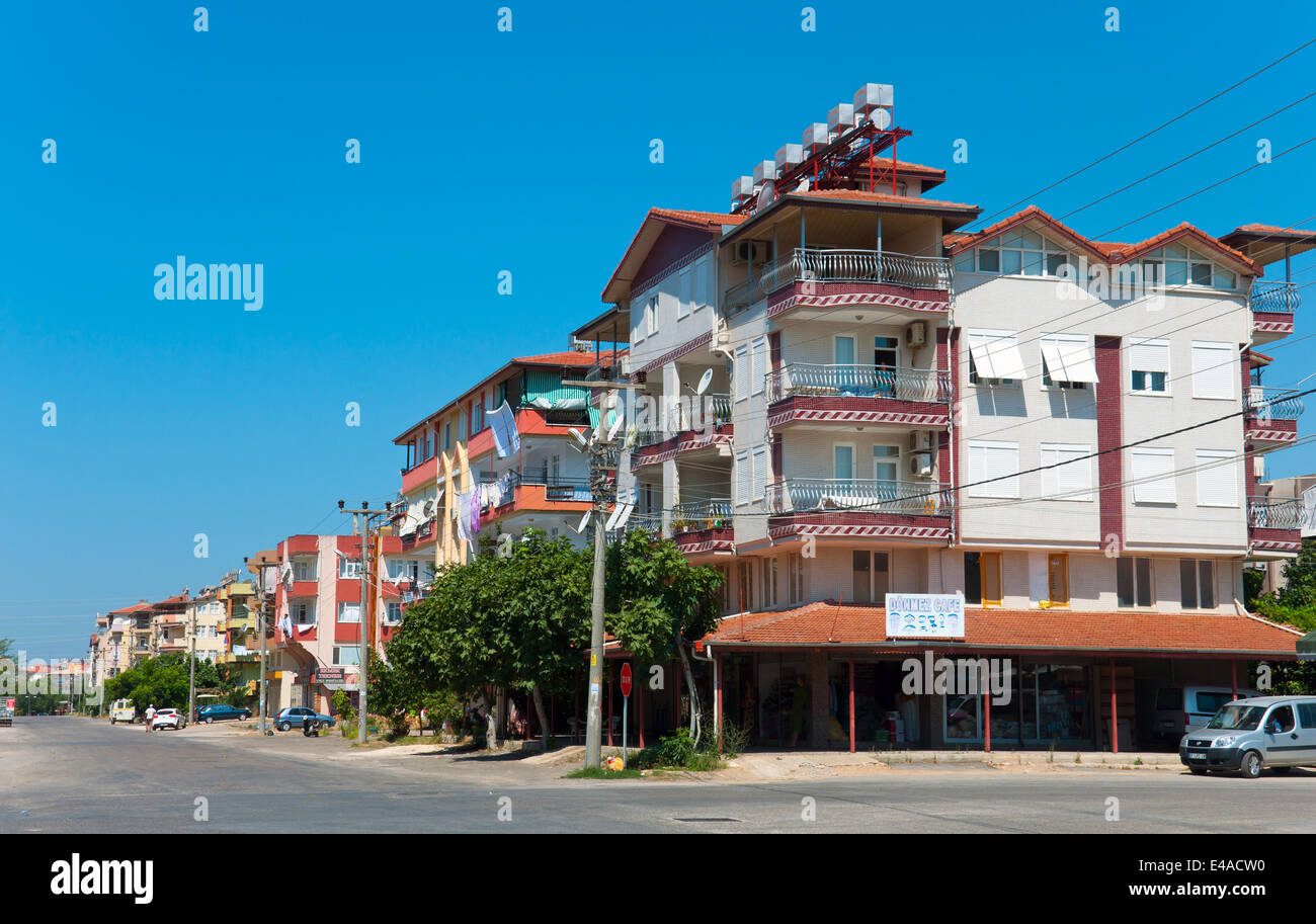 Città della Turchia città Manavgat paesaggio urbano giorno architettura di sole mediterraneo Medio Oriente nessuno asfalto stradale Foto Stock