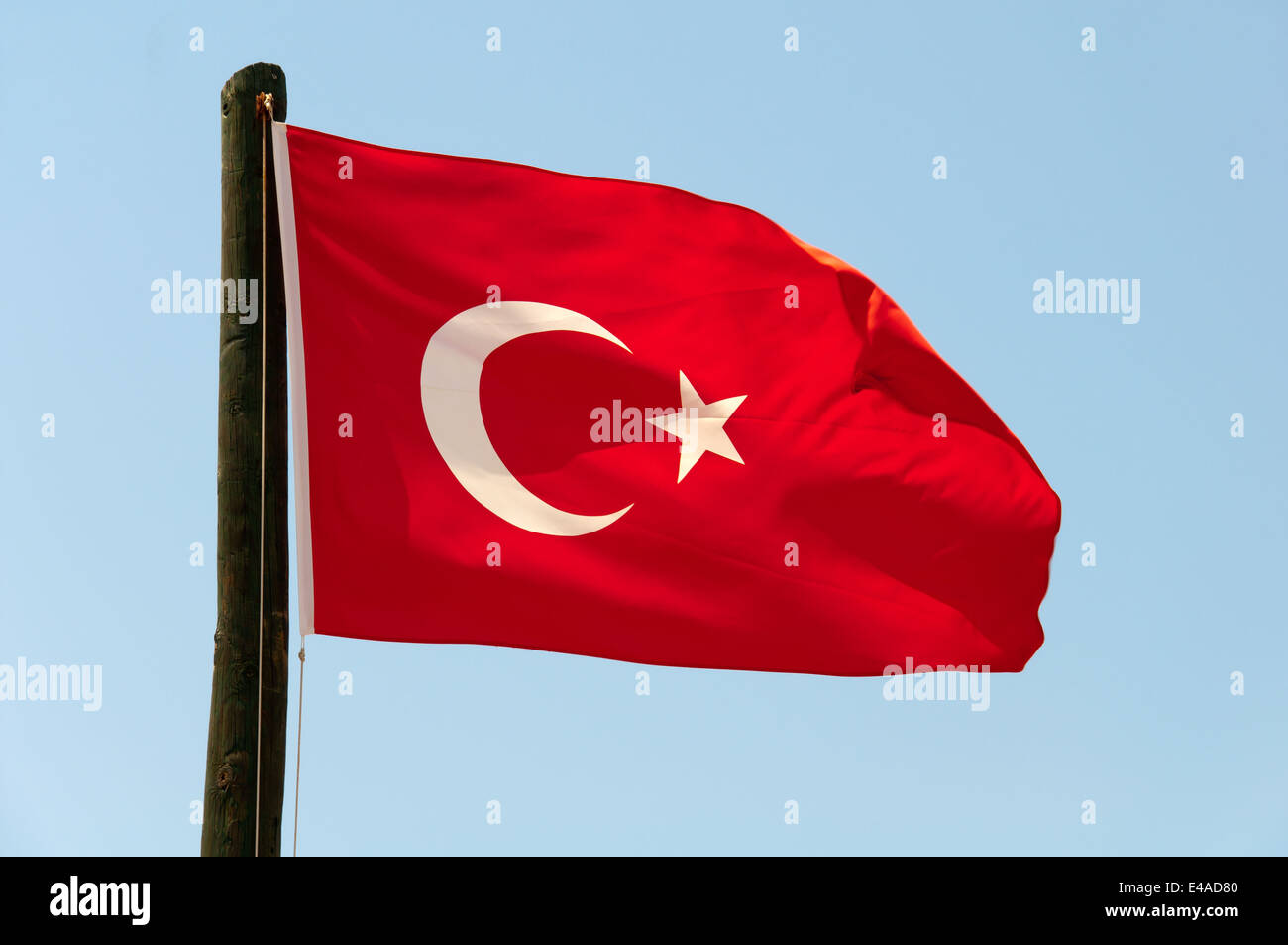 Bandiera della Turchia turco stella rossa mese crescent sfondo simbolo del cielo blu scuro polo sventolio di soffiaggio nobod simboli Foto Stock