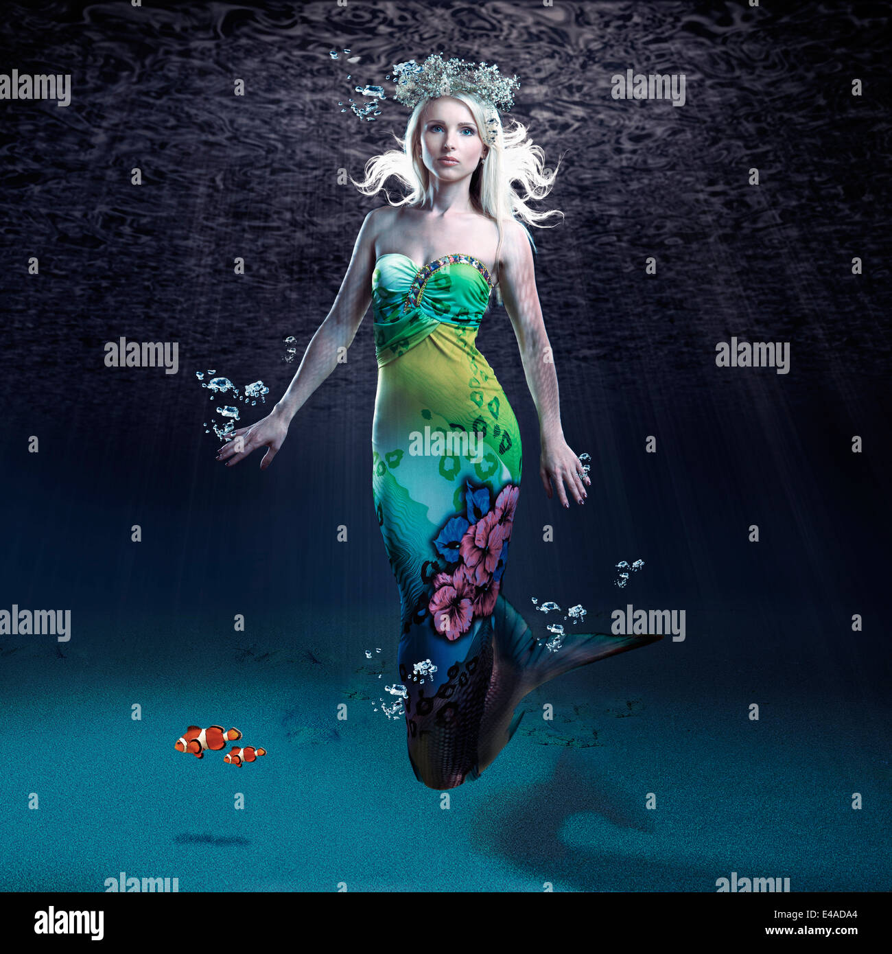 Giovane donna come mermaid sotto l'acqua Foto Stock