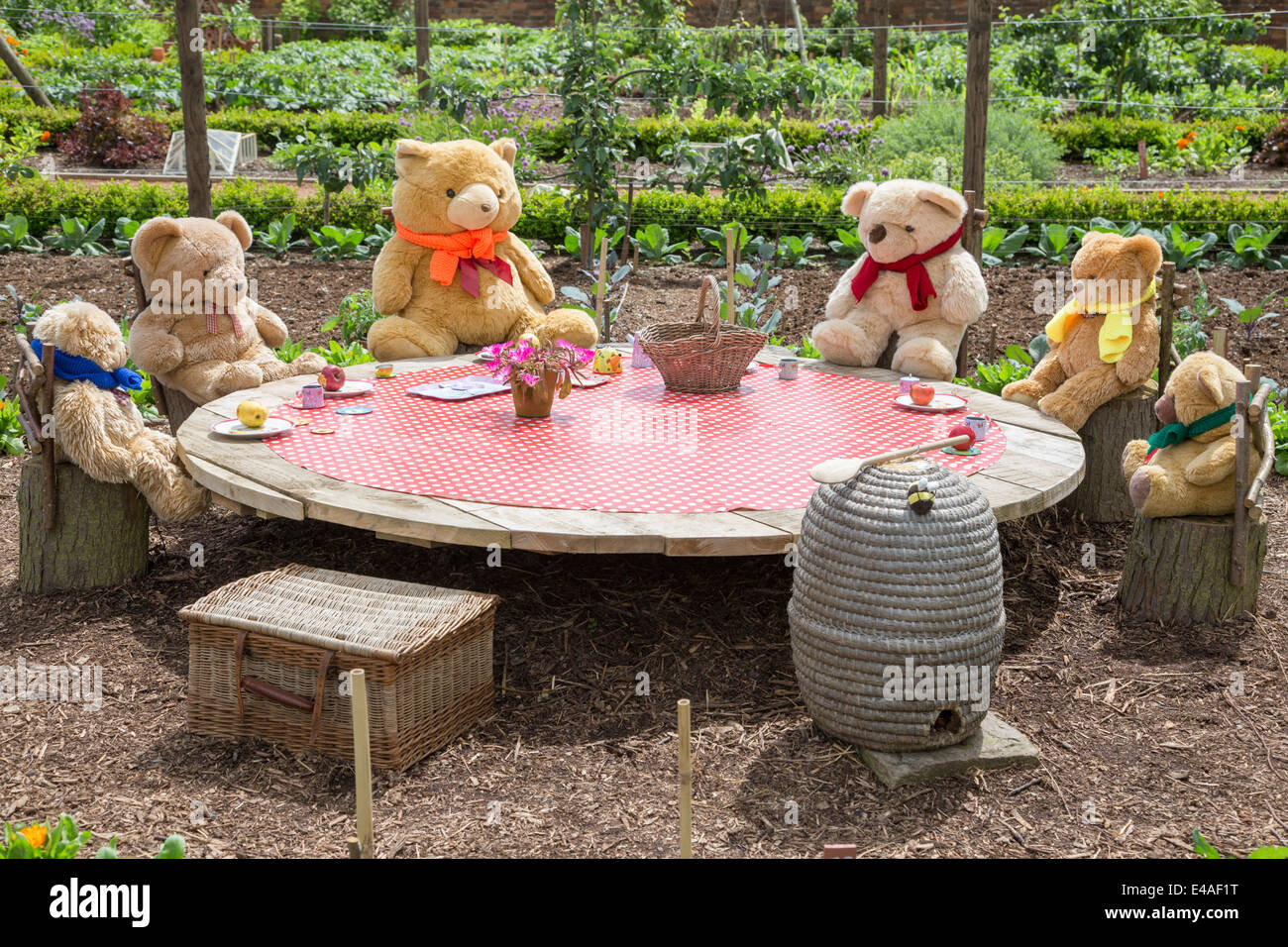 Teddy Bear Picnic in un giardino, England, Regno Unito Foto Stock