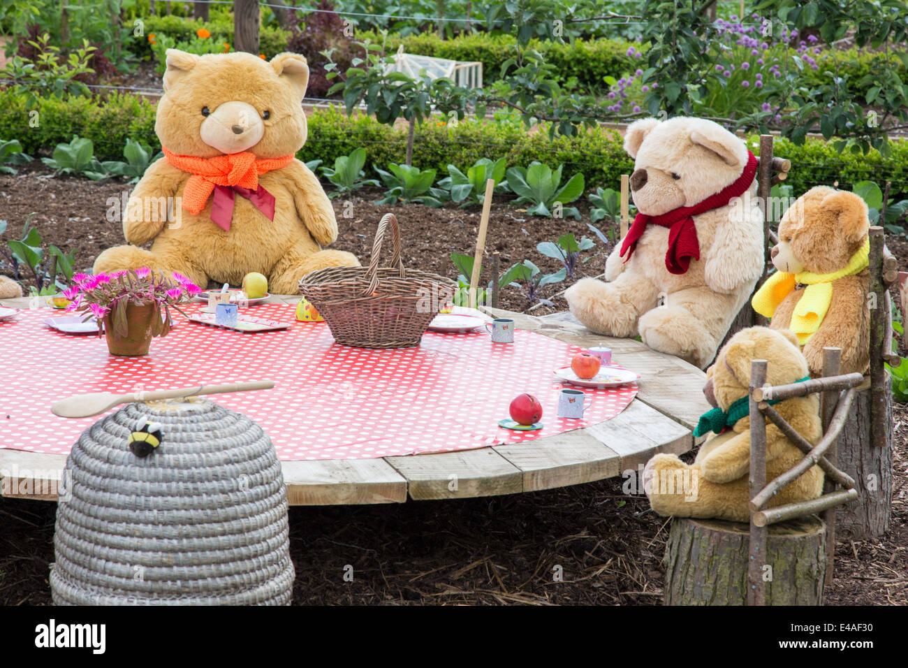 Teddy Bear Picnic in un giardino, England, Regno Unito Foto Stock