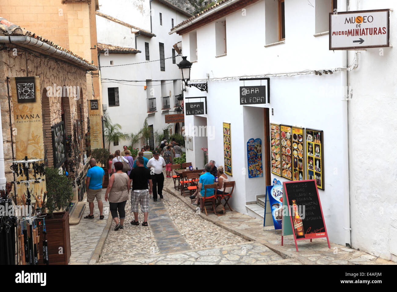 Negozi con doni a Guadalest monumenti medievali village, Sierrade Aitana montagne, Costa Blanca, Spagna, Europa Foto Stock