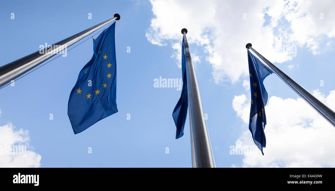 Il Belgio, a Bruxelles, la Commissione europea le bandiere e il cielo con le nuvole Foto Stock