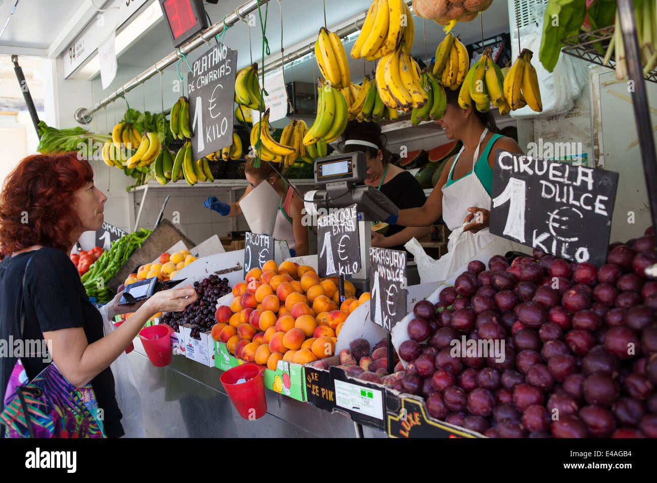 Pressione di stallo di frutta nel mercato di Cadiz Foto Stock