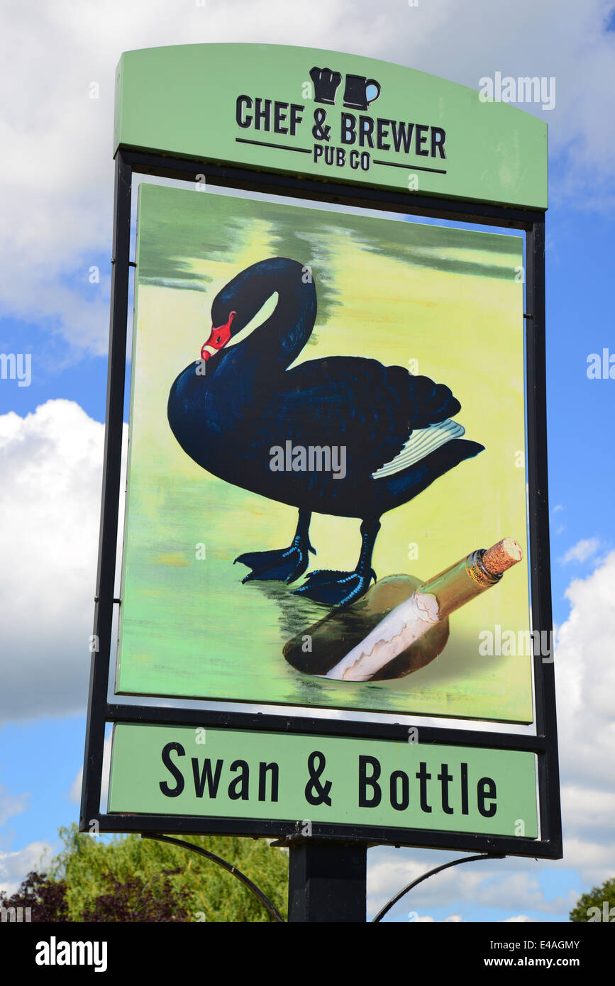 Swan & Pub bottiglia segno, Oxford Road, Uxbridge, London Borough of Hillington, Greater London, England, Regno Unito Foto Stock
