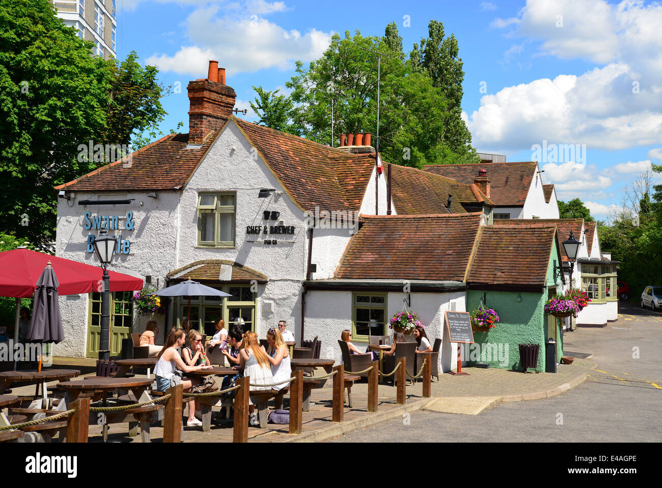 Swan & Bottiglia Pub, Oxford Road, Uxbridge, London Borough of Hillington, Greater London, England, Regno Unito Foto Stock