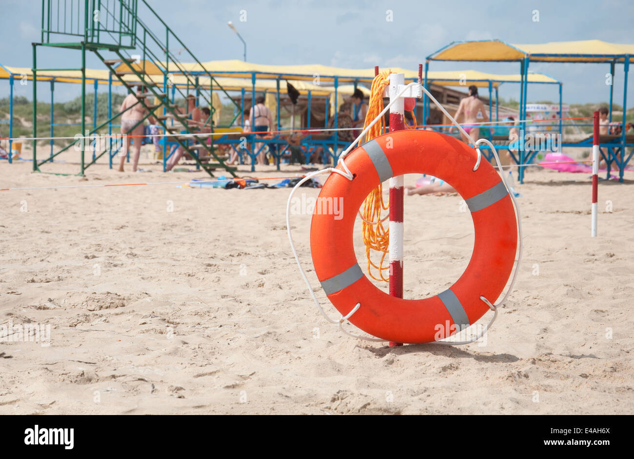 Spiaggia del resort vita gamma arancio luminoso giorno di estate sole persone di sabbia in appoggio stagione balneare Anapa costa Nero Regione Krasnodar sud Foto Stock