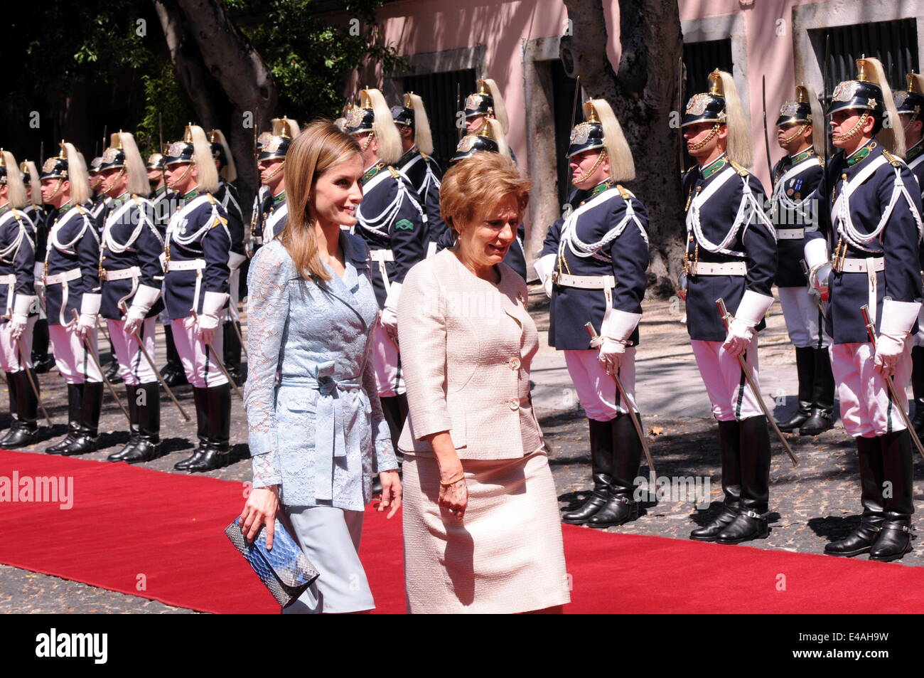 Lisbona, Spagna. 7 Luglio, 2014. Spagna La regina Letizia (anteriore, L) cammina su un tappeto rosso con il Presidente portoghese la moglie Maria Cavaco Silva durante una cerimonia di benvenuto a Belem palazzo presidenziale a Lisbona, Spagna Luglio 7, 2014. Recentemente incoronato re Felipe vi era in Portogallo durante la sua seconda visita di stranieri come il nuovo re di Spagna. Credito: Zhang Liyun/Xinhua/Alamy Live News Foto Stock