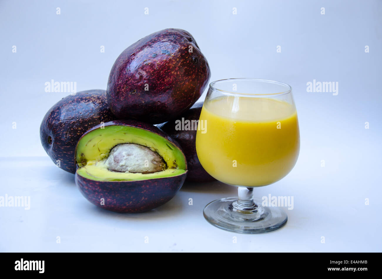 Avocado frutta fresca per il cibo sano su sfondo bianco Foto Stock