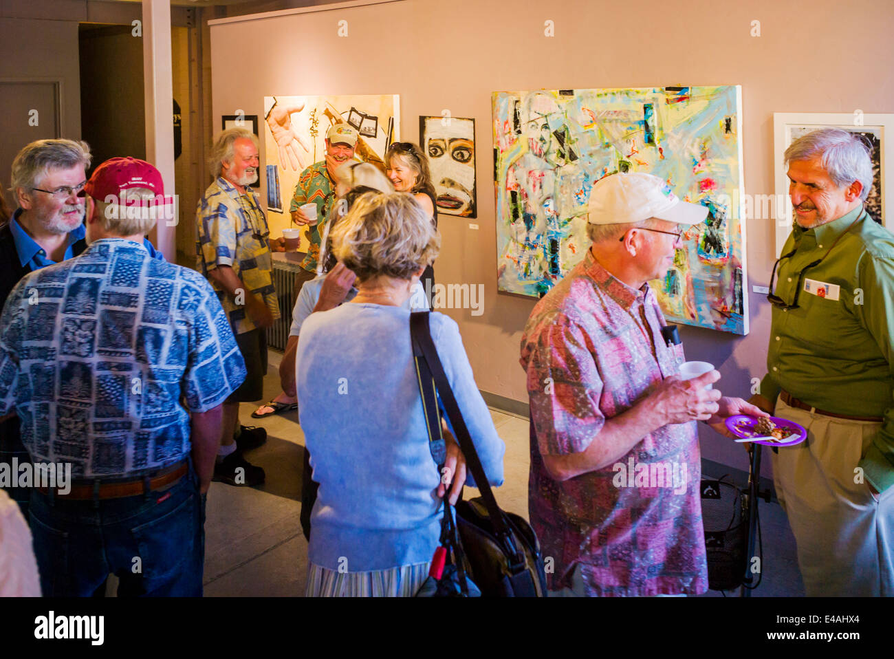 Visitatori presso gallery apertura durante l'annuale cittadina ArtWalk Festival, Salida, Colorado, STATI UNITI D'AMERICA Foto Stock