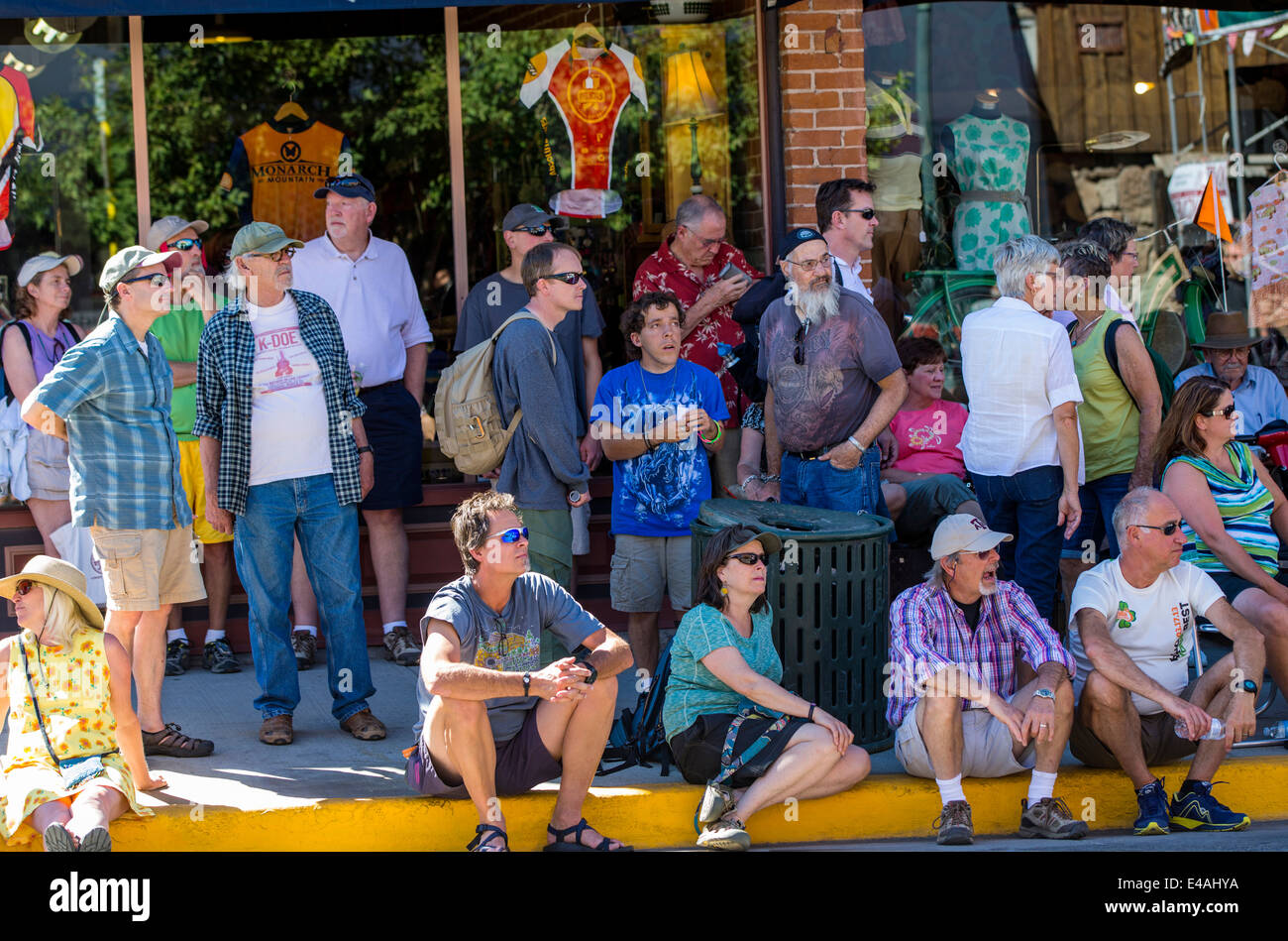 I visitatori godere di musica dal vivo durante l annuale cittadina ArtWalk Festival Foto Stock
