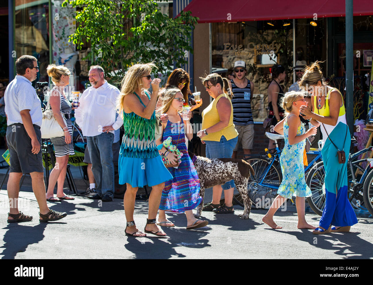 Visitatori godendo annuale di piccola città ArtWalk Festival, Salida, Colorado, STATI UNITI D'AMERICA Foto Stock