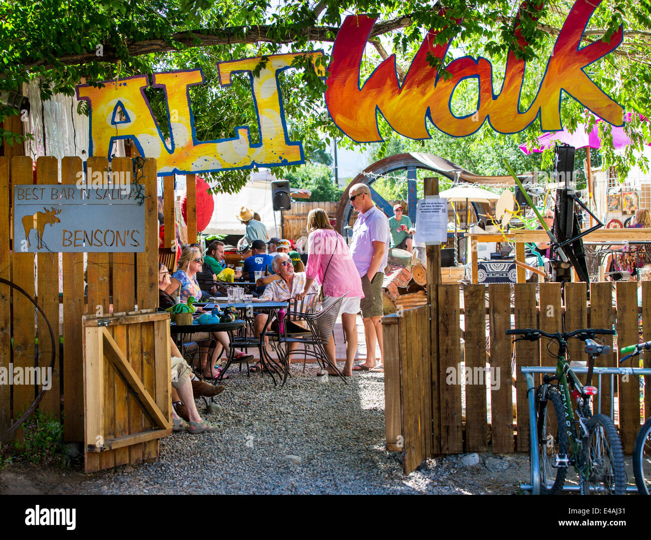 Visitatori godendo di food & drink al Benson's Tavern & Beer Garden, un cafe' all'aperto, durante l annuale cittadina ArtWalk Festival Foto Stock