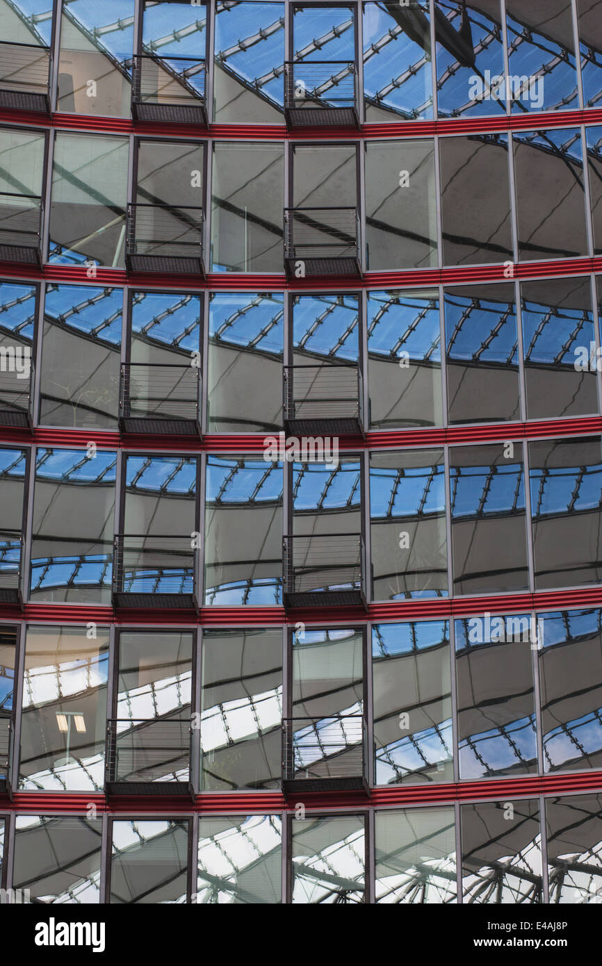 Germania, Berlino, strutture di tetto riflettente arrotondati in facciata in vetro e acciaio di un edificio per uffici Foto Stock