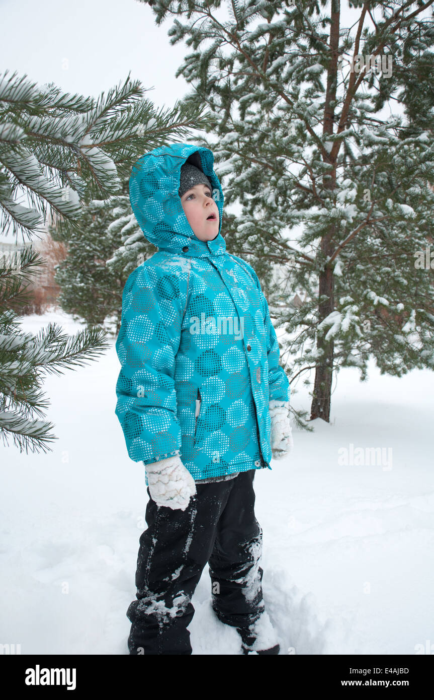 Neve bambino ritratto uno a otto anni abbigliamento invernale blizzard frost down jacket cofano sciarpa blu freddo giorno guarda a destra la Russia n. Foto Stock