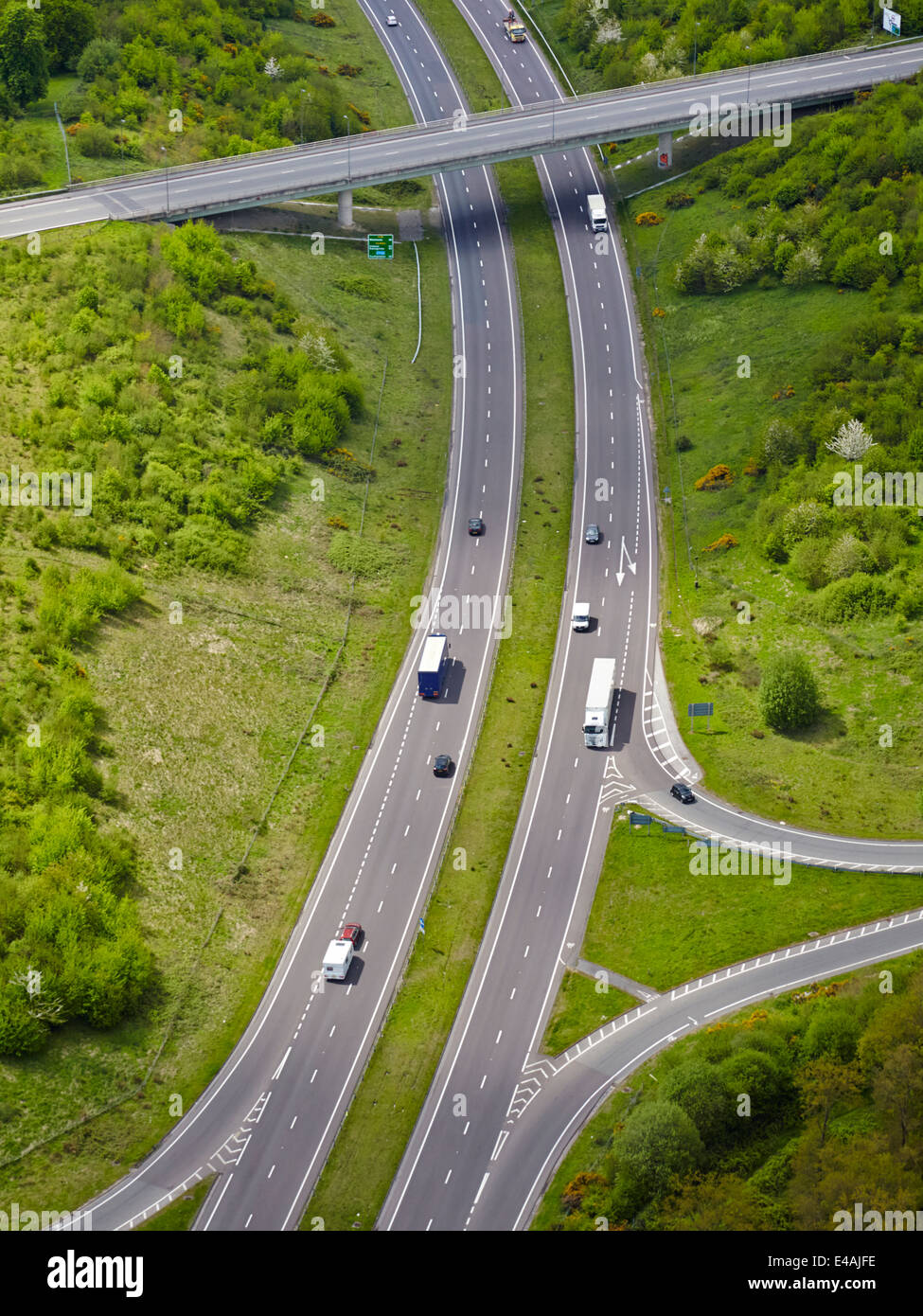 Regno Unito trunk road A34 giunzione sulla rete stradale vista aerea in zona rurale Foto Stock