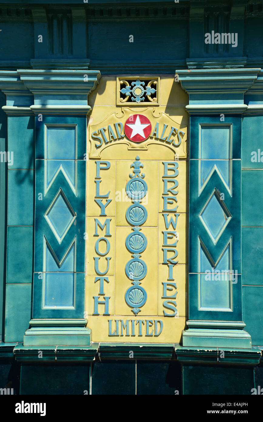 Plymouth birrifici Star Ales segno di ceramica sul Dolphin Inn, Dartmouth, South Hams District Devon, Inghilterra, Regno Unito Foto Stock