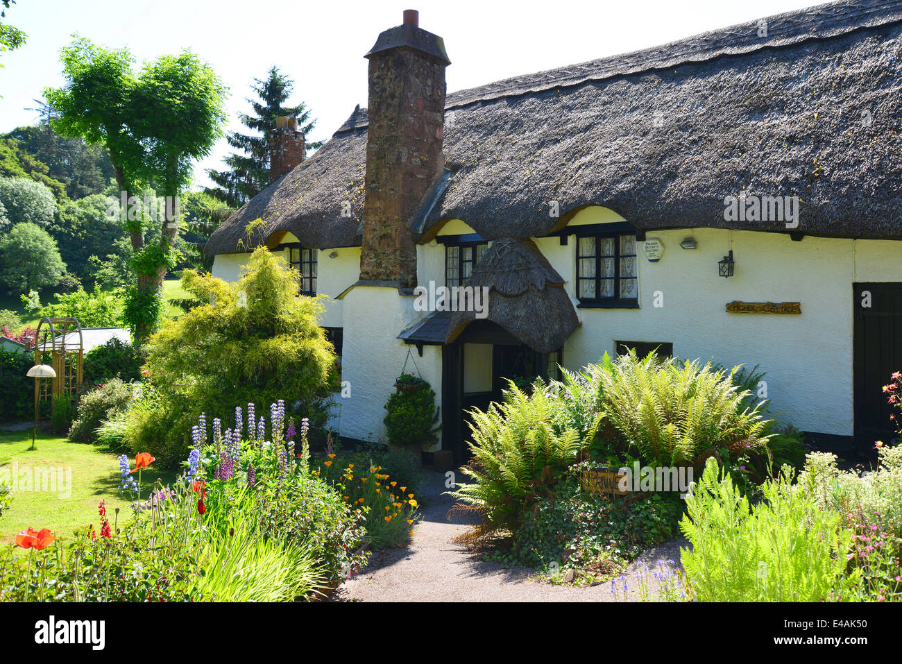 Cottage con il tetto di paglia, Cockington Village, Torquay. Devon, Inghilterra, Regno Unito Foto Stock