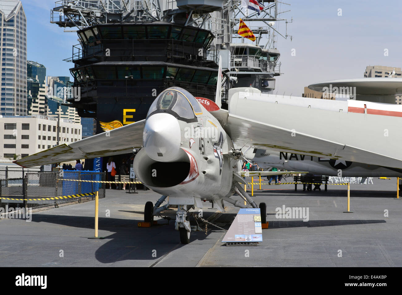 F-8 Crusader sul ponte di volo della USS Midway nel porto di San Diego. Foto Stock