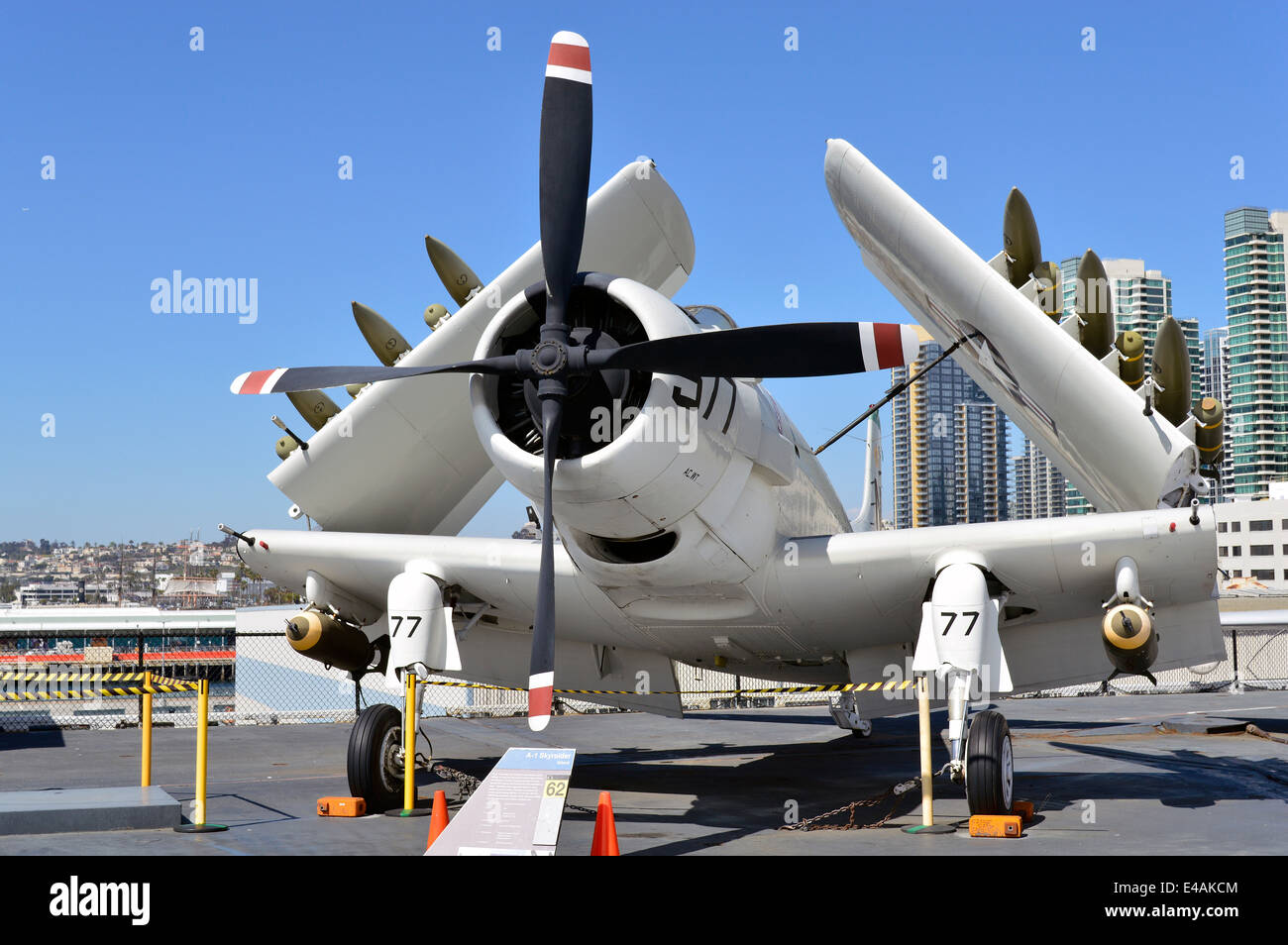 A-1 Skyraider sul ponte di volo della USS Midway nel porto di San Diego. Foto Stock