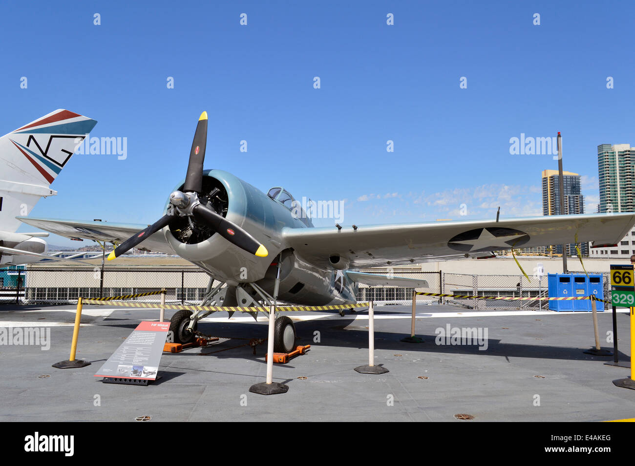 Grumman F4F-3 Wildcat sul ponte di volo della USS Midway nel porto di San Diego. Foto Stock