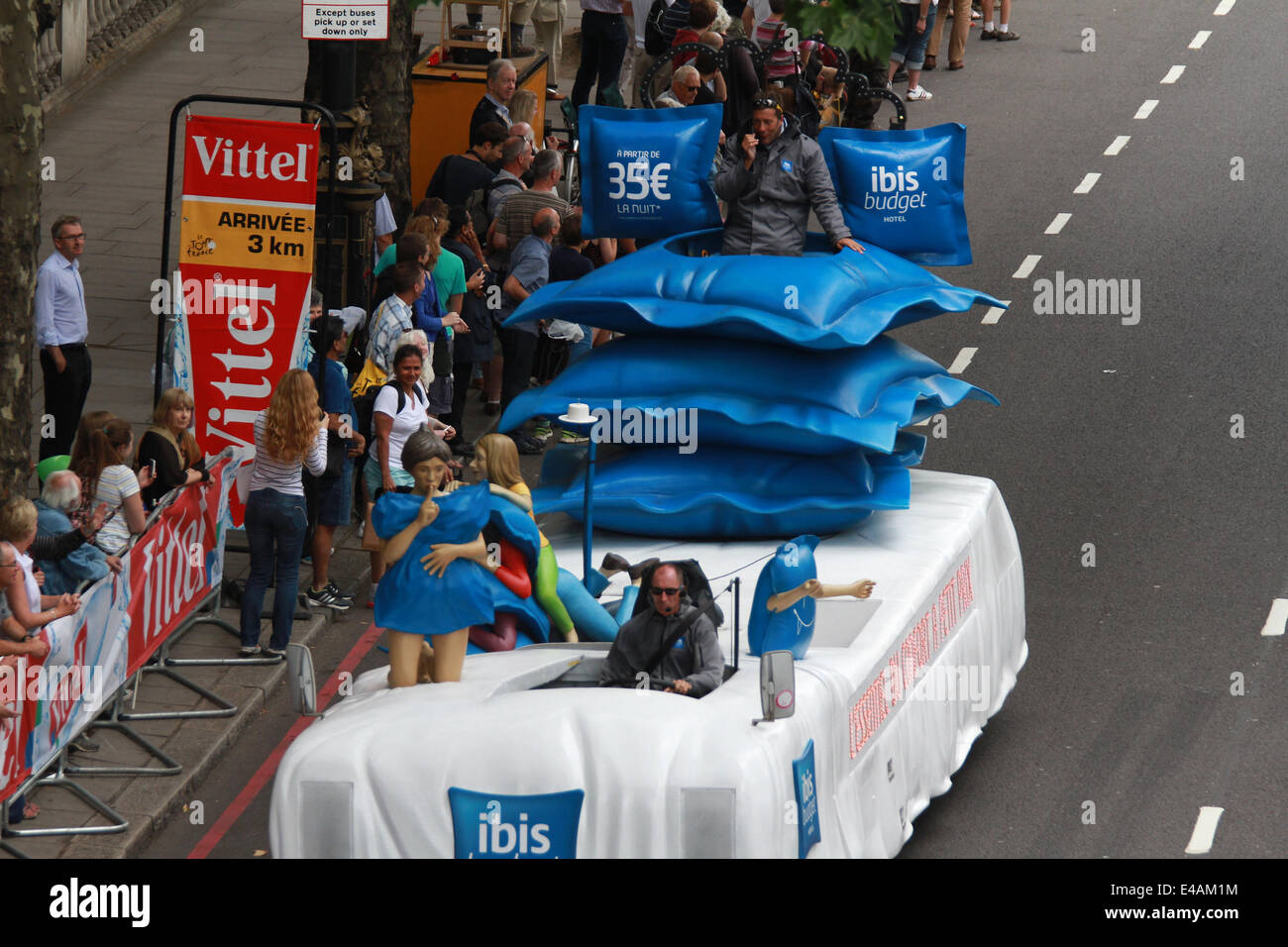 Londra, UK, 7 luglio 2014. Tour de France passa sotto il ponte di Waterloo a Londra sulla Terza fase della gita. © WFPA/Alamy vivere N Foto Stock