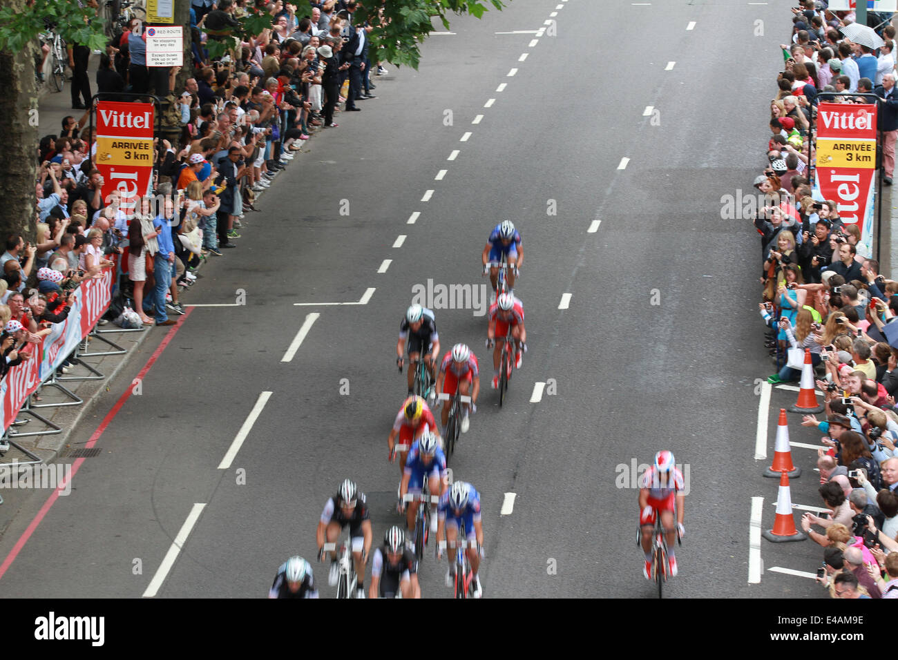 Londra, UK, 7 luglio 2014. Tour de France passa sotto il ponte di Waterloo a Londra sulla Terza fase della gita. © WFPA/Alamy vivere N Foto Stock