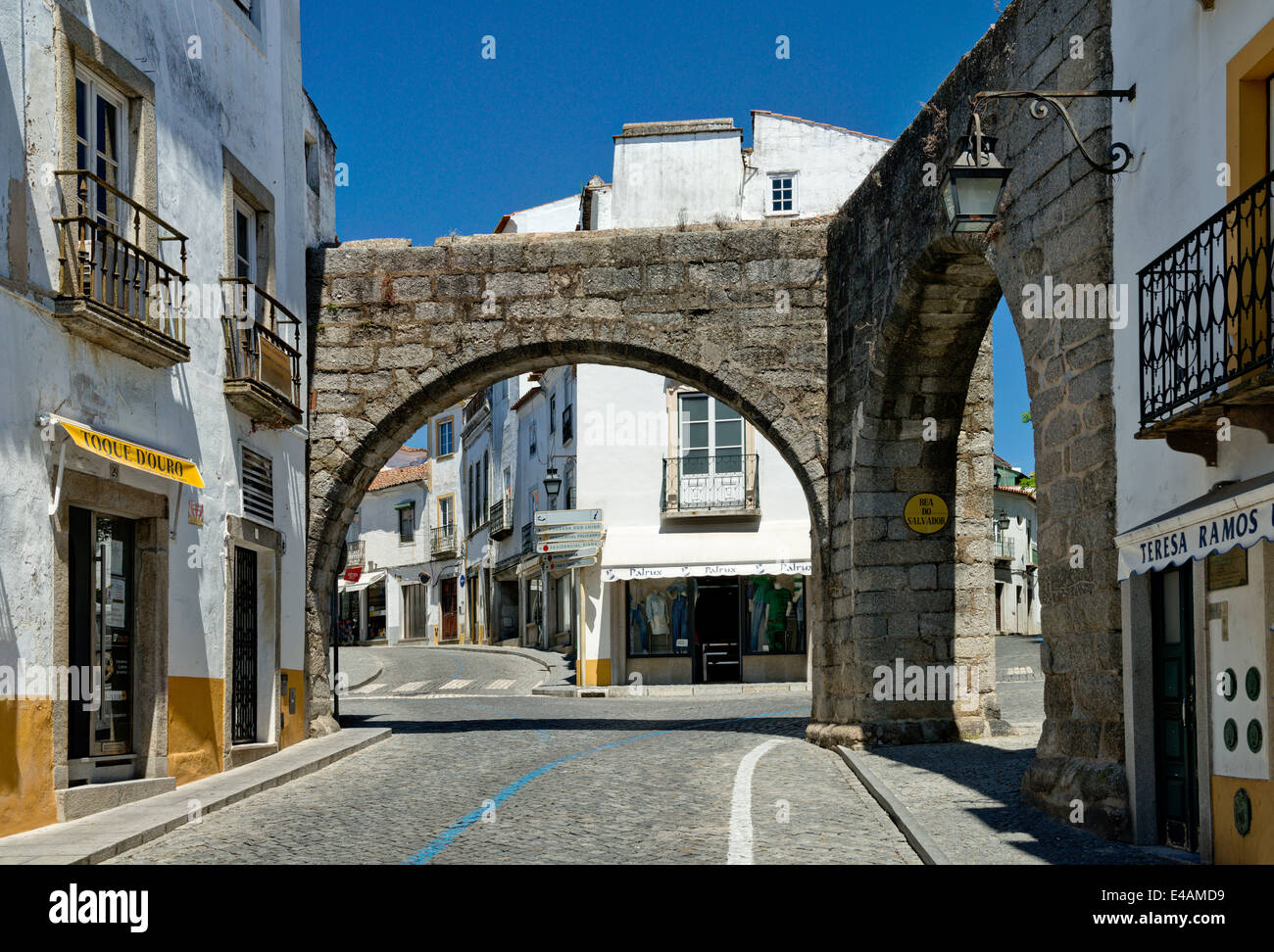 Il Portogallo, l'Alentejo, Évora, una strada della città vecchia, edifici storici e gli archi medievali Foto Stock