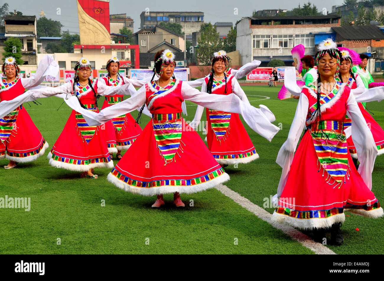 Costumi tibetani immagini e fotografie stock ad alta risoluzione - Alamy