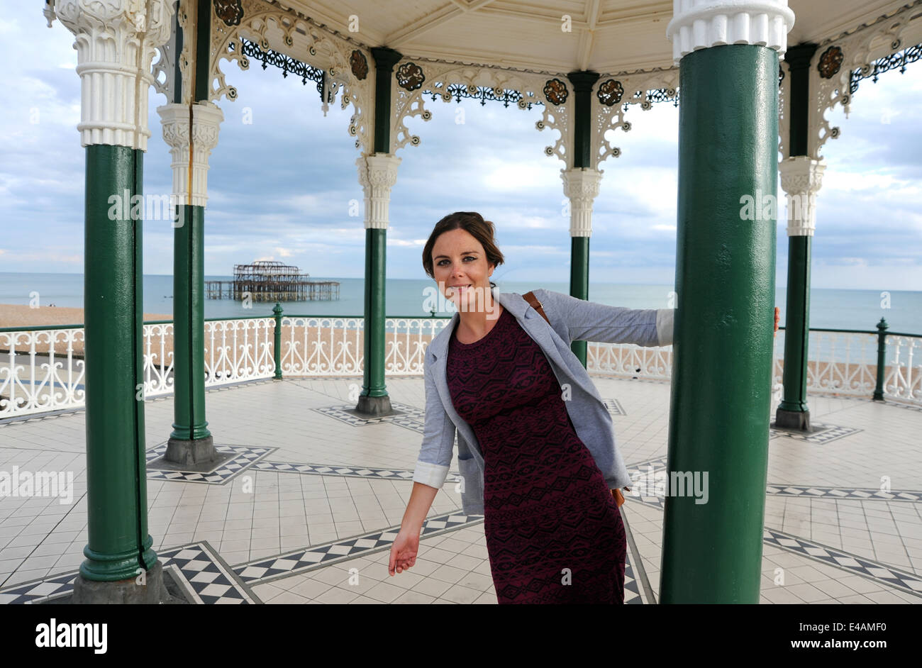 Giovane donna alla bandstand Brighton Seafront REGNO UNITO Foto Stock