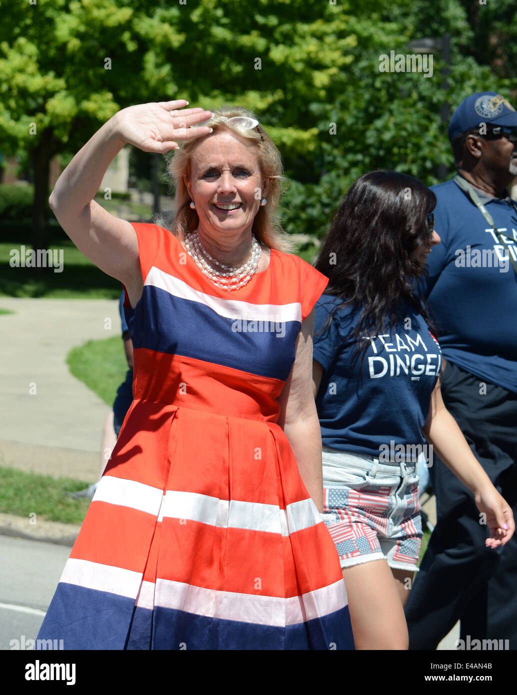 YPSILANTI, MI - luglio 4: Debbie Dingell, candidato democratico per il Michigan del XII quartiere congressuale, le onde a 4 Lug Foto Stock