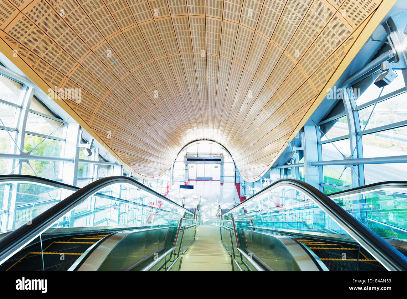 Medio Oriente, Emirati Arabi Uniti Dubai, la stazione della metropolitana di ingresso Foto Stock