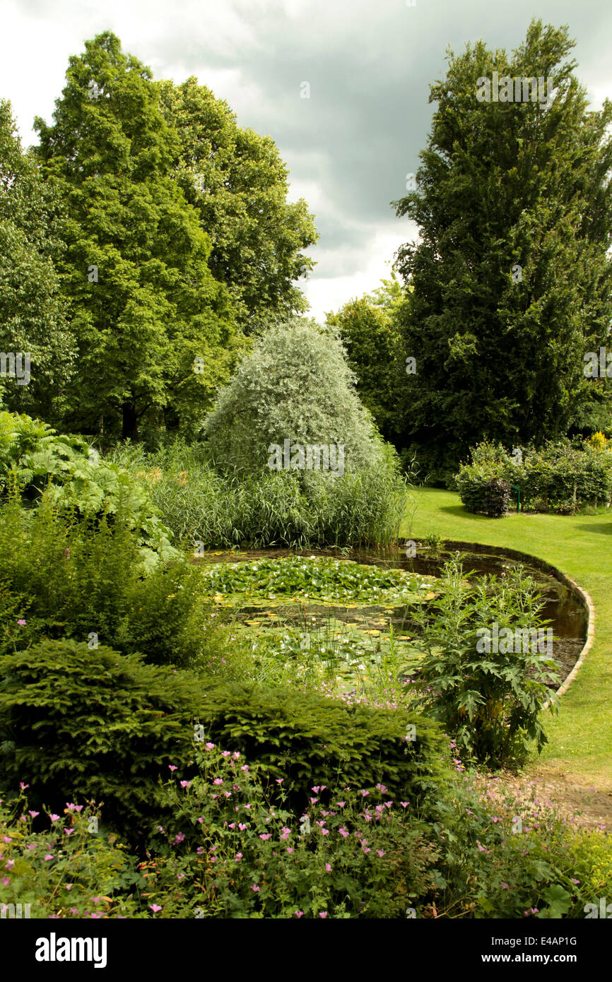 Riflettente tranquilla piscina e giardini paesaggistici a Dorothy Clive gardens Foto Stock